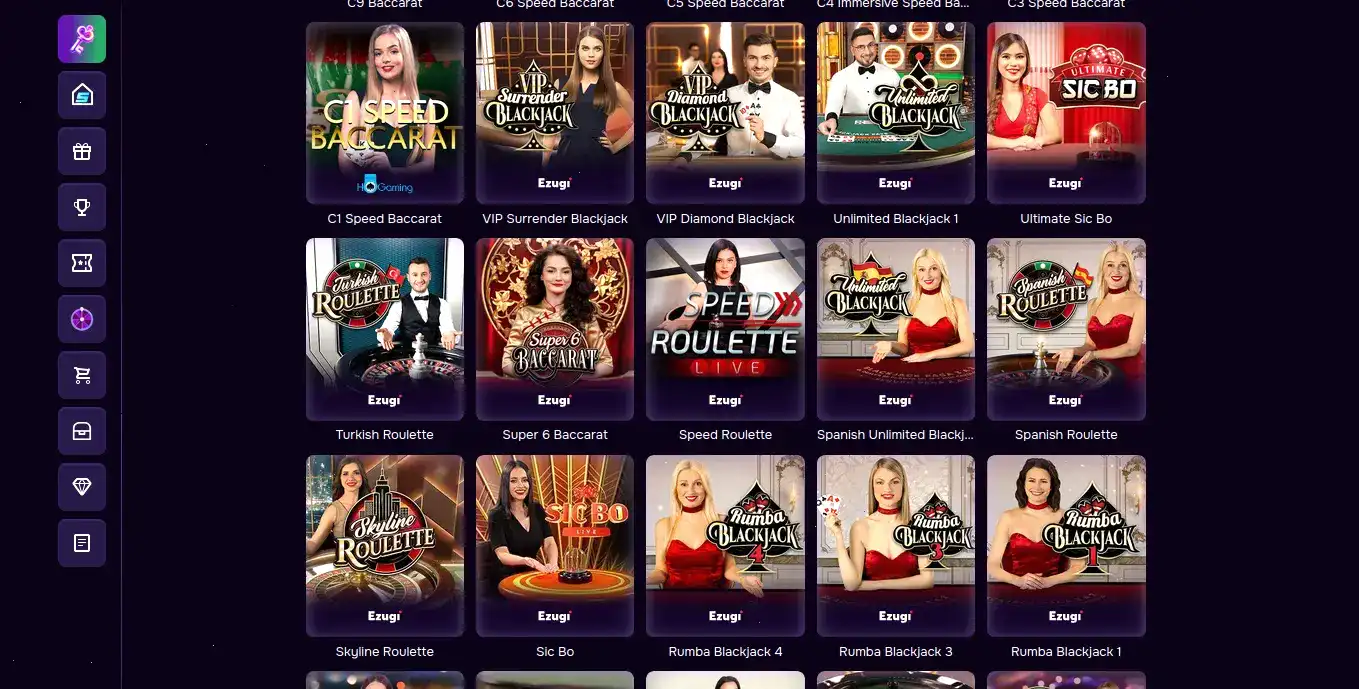 Смартфон с открытым сайтом Турбо казино и изображением символов слотов